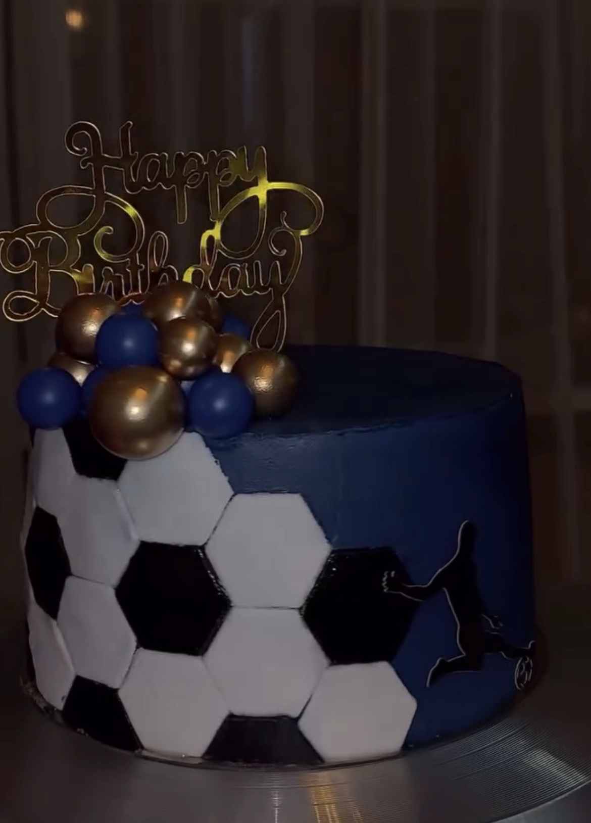 Voetbaltaart in blauw met gouden ballen