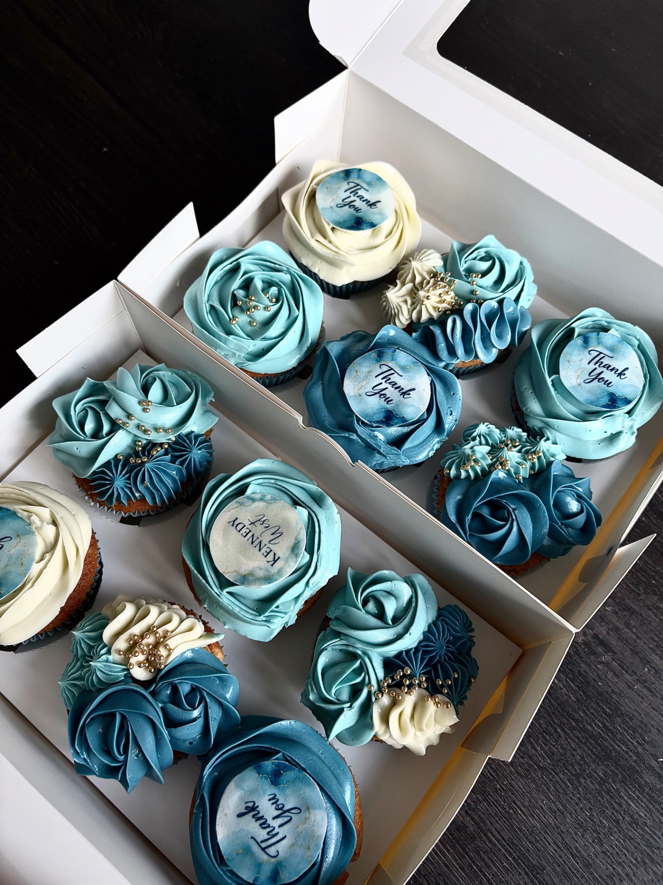Blauwe cupcakes met botercrème, gouden spikkels en tekst-toppers