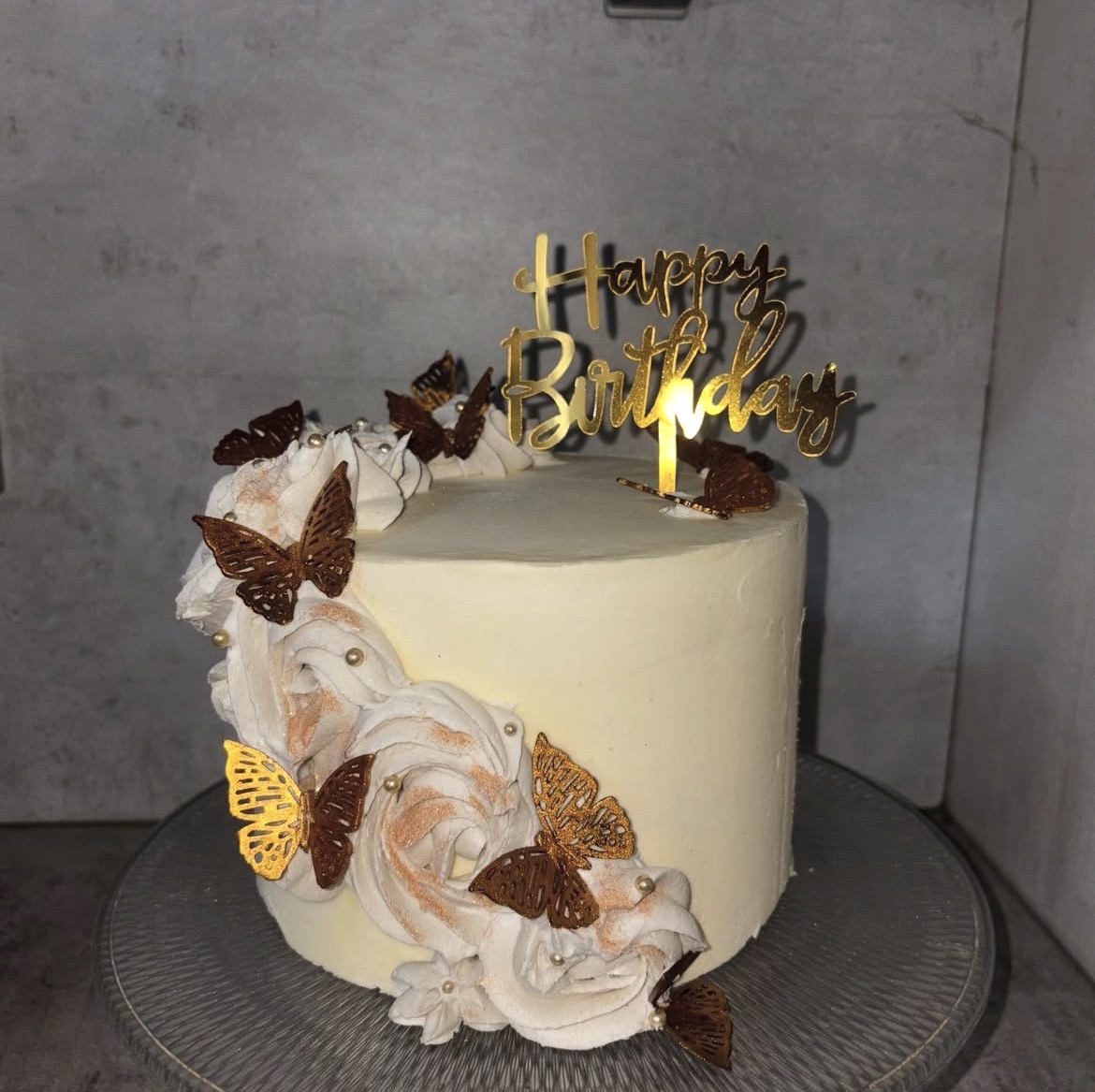 Verjaardagstaart met vlinders en gouden details